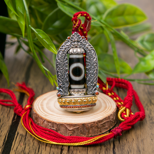 18K镀金西藏黄财神与十年天珠和六字大明咒相银水晶吊坠