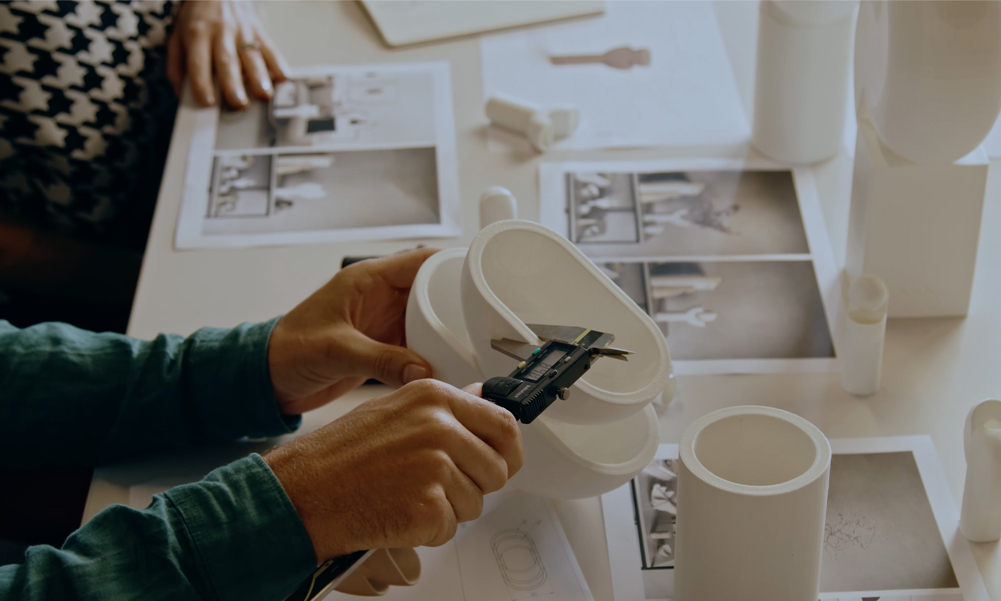 TDC x Città vase being measured