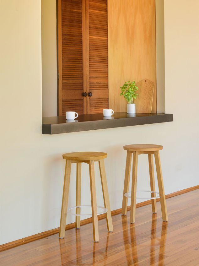 Hut Mid Stool w/ White Ring