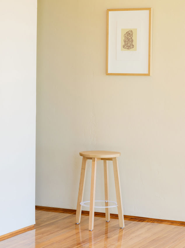 Hut Mid Stool w/ White Ring